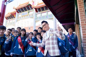 东华三院主席兼名誉校监王贤志先生（前排）带领学生大使参观温哥华唐人街，实地参访及认识海外华人的历史。