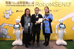 主礼嘉宾滙丰集团总经理兼亚太区财务总监颜杰慧女士(右)颁发感谢状予参与演讲的学校代表元朗晨乐学校何校长(左)及黎老师(中)。黎老师在机械人教室分享他参与计划的学习圈活动及制作课件的心得。