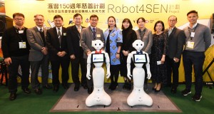 主礼嘉宾滙丰集团总经理兼亚太区财务总监颜杰慧女士(中)与Robot4SEN计划督导委员会各合作单位合照：东华三院群芳启智学校、香港特殊学校议会、香港教育大学特殊学习需要与融合教育中心、高峰进修学院。