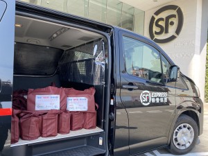 图二、三为东华三院的服务使用者感谢顺丰香港支持弱势社群抗疫。