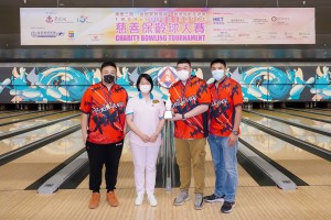 图五为文頴怡主席（左二）颁奖予陈婉珍主席杯企业组队际组冠军。