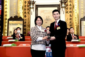 东华三院庚子年董事局主席文頴怡小姐（左）移交契据及印信予辛丑年董事局主席谭镇国先生（右）。