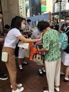 图六至十五为东华三院董事局各成员为卖旗志愿者学生打气，并与同学合照。