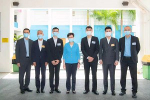 图二为行政长官林郑月娥（左四）、教育局局长杨润雄（左一）、主席谭镇国（右二）、东华三院吕润财纪念中学校监吕博硕（左二）、校长及两位获卓越成绩的校友合照留念。