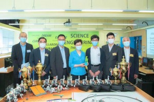 图三及图四为行政长官林郑月娥了解学校STEM教育的教材、参观多个学生得奖作品，以及聆听同学讲解及示范。