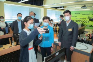 图三及图四为行政长官林郑月娥了解学校STEM教育的教材、参观多个学生得奖作品，以及聆听同学讲解及示范。