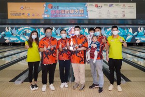 图五为谭镇国主席（右一）及冠名赞助人暨筹备委员会主席麦邓蕙敏总理（左一）颁奖予位元堂杯企业组队际组冠军。