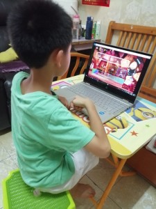 图二及三为东华三院学生获得资助后，在家上网学习时的情况。