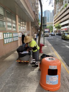 每天推著沉沉的垃圾车，走遍筲箕湾每一条大街小巷