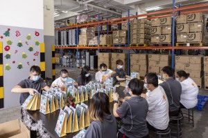 图二：顺丰香港特别安排iBakery 同事与顺丰香港员工合力包装，以行动支持残障人士就业培训。