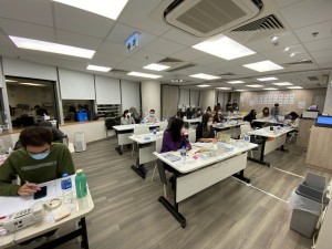 图五及六︰东华三院于2月10日开始，协助政府为24小时运行的「居家抗疫热线」于非办公时间及假日接听来电。