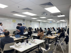 图五及六︰东华三院于2月10日开始，协助政府为24小时运行的「居家抗疫热线」于非办公时间及假日接听来电。