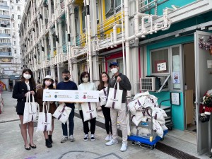 图四为东华三院向市民派发抗疫物资。