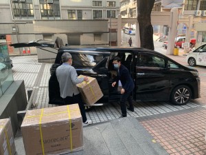 图六为热心团体派出车队协助分发快速测试剂予东华三院服务单位。