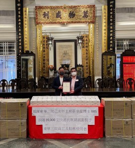 图七为东华三院善长捐赠快速测试剂予该院属下服务单位。