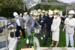 图三：香港特别行政区行政长官林郑月娥女士，大紫荆勋贤，GBS（前排右二）了解东华三院「环保村」的项目目标及详情。