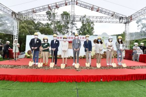 图一及图二：香港特别行政区行政长官林郑月娥女士，大紫荆勋贤，GBS（左四）、环境局局长黄锦星先生，GBS，JP（右四）、环境局常任秘书长/环境保护署署长谢小华女士，JP（左二）联同东华三院壬寅年主席马清扬先生（右五）及董事局成员主持碑记揭幕及动土仪式。