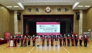 图一：教育局署理首席助理秘书长梁柏伟先生（左十）、紫荆杂志社社长杨勇社长（右九）、 紫荆杂志社社长袁建副社长（左七）及东华三院壬寅年董事局成员剪彩启动图片展。