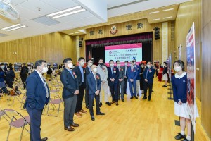 图四：学生向出席嘉宾介绍展板内容。