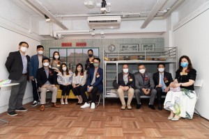 图二 一众嘉宾巡视「存为爱」生命探索之旅主题展现场。