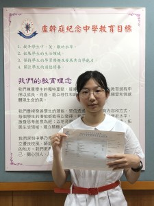 出生自内地的赖楚晴，回想中二来港时，面对英语授课，一度感到茫然。幸得东华三院卢干庭纪念中学收纳申请，中三开始接受全英语教学，在师友教导关爱下，楚晴成功考取5科最高分数33分，当中通识、中文和经济均5**理想佳绩。