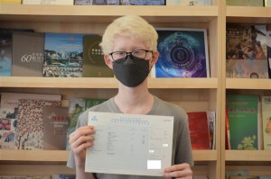 东华三院辛亥年总理中学学生王梓丞，自小患有白化病，皮肤及毛发颜色与常人不同，加上有弱视问题。自入读东华三院辛亥年总理中学后，老师同窗关怀支持，助他慢慢重建自信。今届文凭试，梓丞成功考获5科最高分数23分，中国历史考取5*的成绩，而日语考取a。