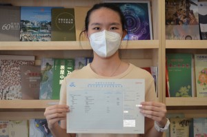 东华三院甲寅年总理中学学生黎炜瑶，凭个人努力成功克服环境转变。出生自内地的炜瑶，中三来港定居，由于不谙广东话，又不适应英语教学，起初对学习倍感困难，幸得学校老师悉心裁培与同窗协助，今届文凭试更考获5科最高分数27分，当中地理考获5**。
