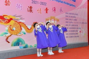 图三为毕业生代表致辞，感谢幼稚园校长、老师及工友的照顾，让他们可以愉快学习及健康成长。