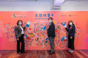 社会福利署沙田区助理福利专员唐美美女士（右）、香港大学社会工作及社会行政学系系主任周燕雯教授（左）及东华三院社会服务科主管娄振阳先生（中）为「走进故事中」年度艺术展览主持揭幕仪式。
