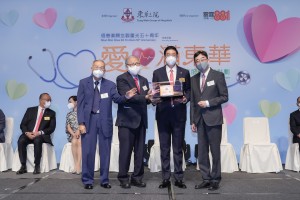 图二为行政会议非官守议员高永文医生GBS太平绅士（右）见证冠名赞助人代表道教信善紫阙玄观及信善恩惠慈善基金有限公司董事局主席陈观威先生（左二）及董事黄秀德先生（左）致送纪念品予东华三院，由东华三院主席马清扬先生（右二）代表接受。