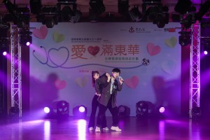图五至图九为「爱心之星」许廷铿先生、「爱心大使」COLLAR、泳儿小姐、冯允谦先生及赵祥诚先生以视像形式倾力献唱，以歌传爱，呼吁嘉宾踊跃支持计划。