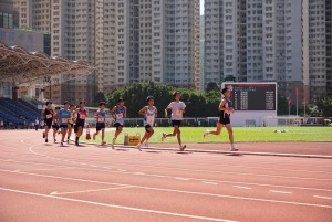 图四为运动健儿们在比赛场上挑战自我。