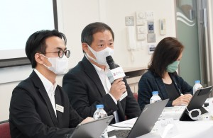 东华三院社会服务科主管娄振阳先生(中) 鼓励大众齐心建立网络关爱文化，为儿童及青少年建立安全的成长环境。