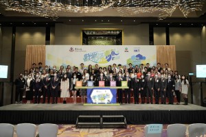 图四为东华三院主席暨筹委会主席马清扬先生（第一排中）、东华三院第一副主席暨筹委会委员韦浩文先生（第一排右十一）、东华三院第二副主席暨筹委会委员邓明慧女士（第一排左八）、东华三院第三副主席暨筹委会委员何猷启先生（第一排右十）、电视广播有限公司非戏剧组制作部经理何小慧小姐（第一排左九）及全体出席嘉宾进行启动仪式。