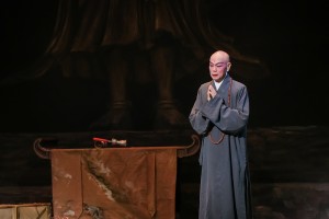 图二至图三为福陞粤剧团台柱汪明荃博士、罗家英博士的精湛演出，获全场观众报以热烈掌声。