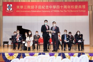 图三、东华三院第三副主席兼学务委员会主任委员何猷启先生（左）代表学校致送学生制作的滴胶押花灯予主礼嘉宾律政司副司长张国钧先生SBS太平绅士（右）。