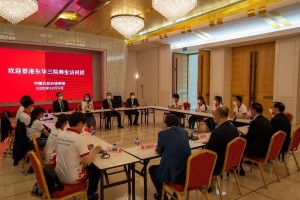 图二为中国驻新加坡大使馆代表与东华三院董事局及学生大使进行交流。