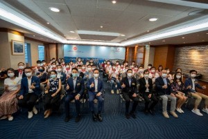 图三为香港驻新加坡经济贸易办事处处长冯浩然太平绅士(前排左五)及副处长邓月容先生(前排右四)与东华三院董事局成员及学生大使会面，介绍新加坡和香港的潜在商贸合作机会。