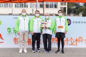 图二︰香港特别行政区财政司司长陈茂波大紫荆勋贤GBS太平绅士（左二）致送纪念品予香港赛马会副主席李家祥博士GBS,OBE太平绅士（右二），由东华三院主席马清扬先生（右一）及副主席暨社会服务委员会主任委员曾庆业先生（左一）陪同。