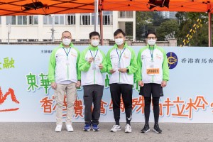 图三︰东华三院主席马清扬先生（右一）致送纪念品予立法会民政及文化体育事务委员会主席郑泳舜议员太平绅士（右二）及东华三院「共融大使」苏桦伟先生BBS（左二），由东华三院副主席暨社会服务委员会主任委员曾庆业先生（左一）陪同。