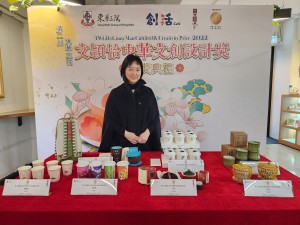 图2：东华三院庚子年董事局主席暨奖项捐款人文頴怡小姐BBS与得奖作品合照。