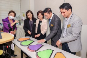 嘉宾参观东华三院乐融地区支援中心(离岛)，了解多元化的训练及服务。