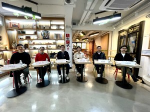 图1：评审团成员包括东华三院壬寅年董事局主席马清扬先生（左三）、东华三院庚子年董事局主席暨奖项捐款人文頴怡小姐BBS（右三）、东华三院行政总监苏祐安先生（右二）、香港史学会总监邓家宙博士（左二）、艺术家黄鼎丰先生（右一）及道风山基督教丛林艺术统筹林断山明先生（左一）。