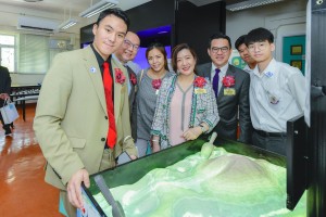 图九至图十一为一众董事局成员到访学校课室及操场，体验学生们设计及经营的摊位，与学生打成一遍。