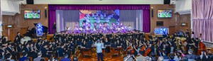 图五及图六为合唱团、中西乐团、舞蹈组联合老师及校友合作演出，表达学生纵使追梦的过程可能遭遇困难，只要坚守信念，不忘初心，必定可排除万难，「诚创未来」。