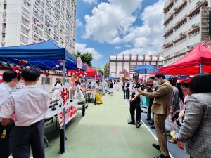 图九至图十一为一众董事局成员到访学校课室及操场，体验学生们设计及经营的摊位，与学生打成一遍。