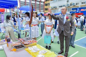 图九至图十一为一众董事局成员到访学校课室及操场，体验学生们设计及经营的摊位，与学生打成一遍。