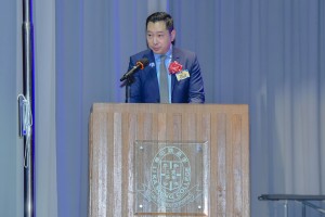 图二为东华三院主席兼名誉校监韦浩文先生致欢迎辞。