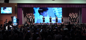 图五及图六为合唱团、中西乐团、舞蹈组联合老师及校友合作演出，表达学生纵使追梦的过程可能遭遇困难，只要坚守信念，不忘初心，必定可排除万难，「诚创未来」。