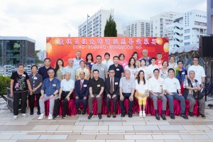 图一为深水埗民政事务专员黄昕然太平绅士（前排左五）、沙田乡事委员会副主席张子贤先生(中排右一)、东华三院主席韦浩文先生（前排左四）及一众顾问局和董事局成员与信善代表合照。